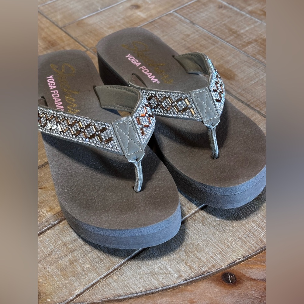 Skechers Women's Gray Beaded Yoga Foam Flip Flops - Picture 2 of 5